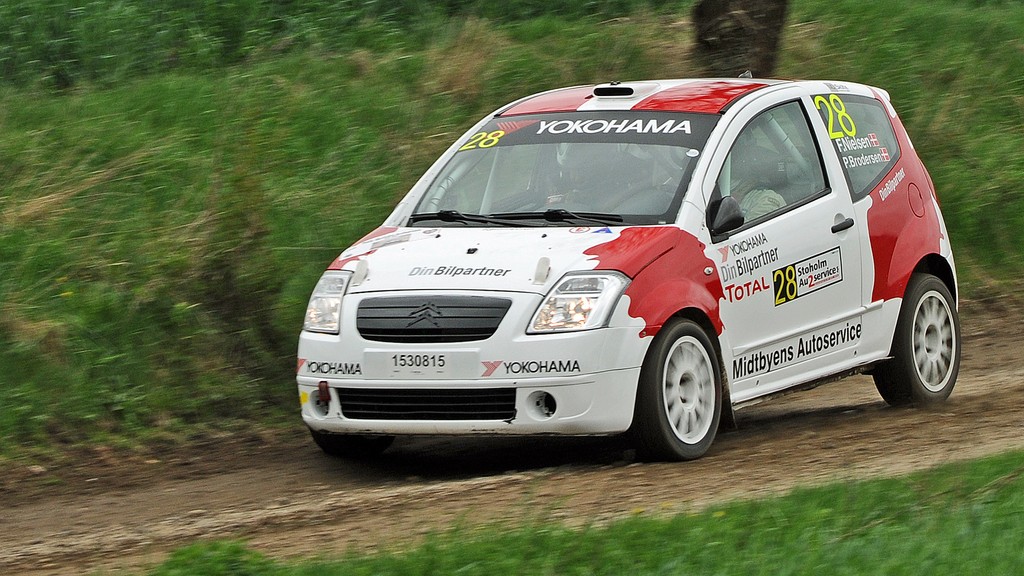 Frank Nielsen og Per Brodersen kører nogle hurtige tider på grusprøverne i DM2
(Foto: rallypics.dk / Viggo Johansen)